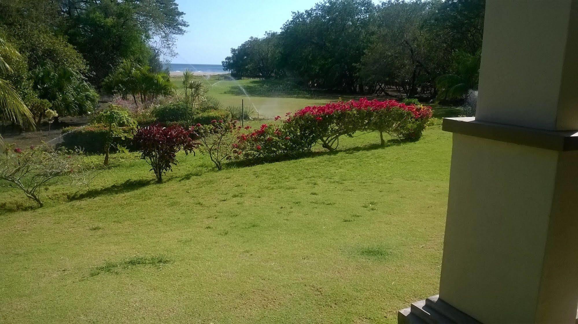Hacienda Iguana Beach And Golf Resort Tola Exterior photo